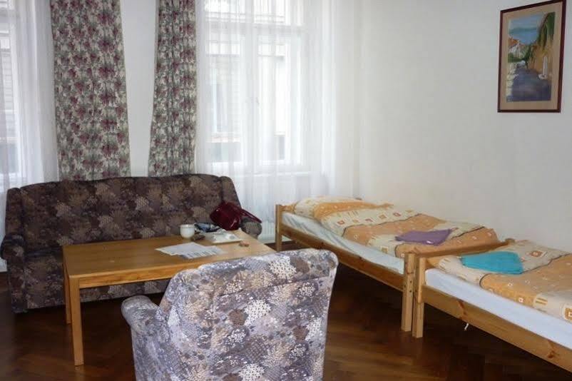 Gallery Hostel Praga Esterno foto